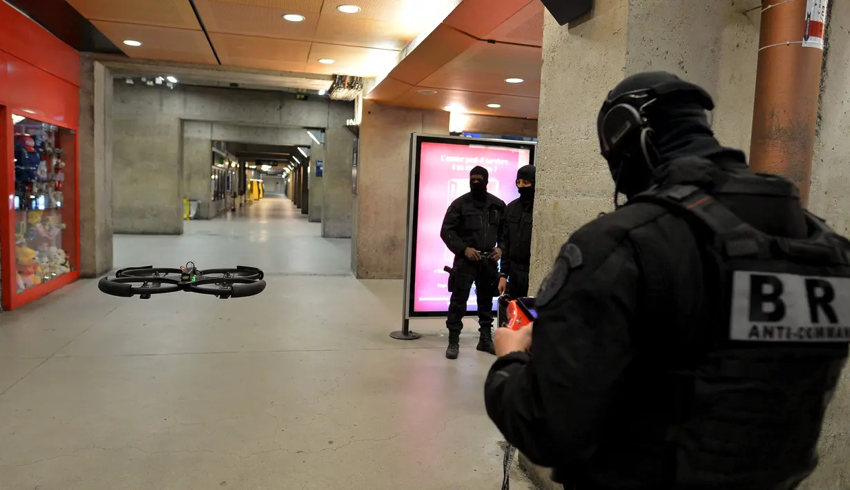 Seorang anggota Research and Intervention Brigades (BRI) mengendalikan drone sebelum latihan serangan teroris di Paris (20/4). Dalam latihan tersebut Menteri Dalam Negeri Prancis Bernard Cazeneuve ikut ambil bagian. (REUTERS/MIGUEL MEDINA)