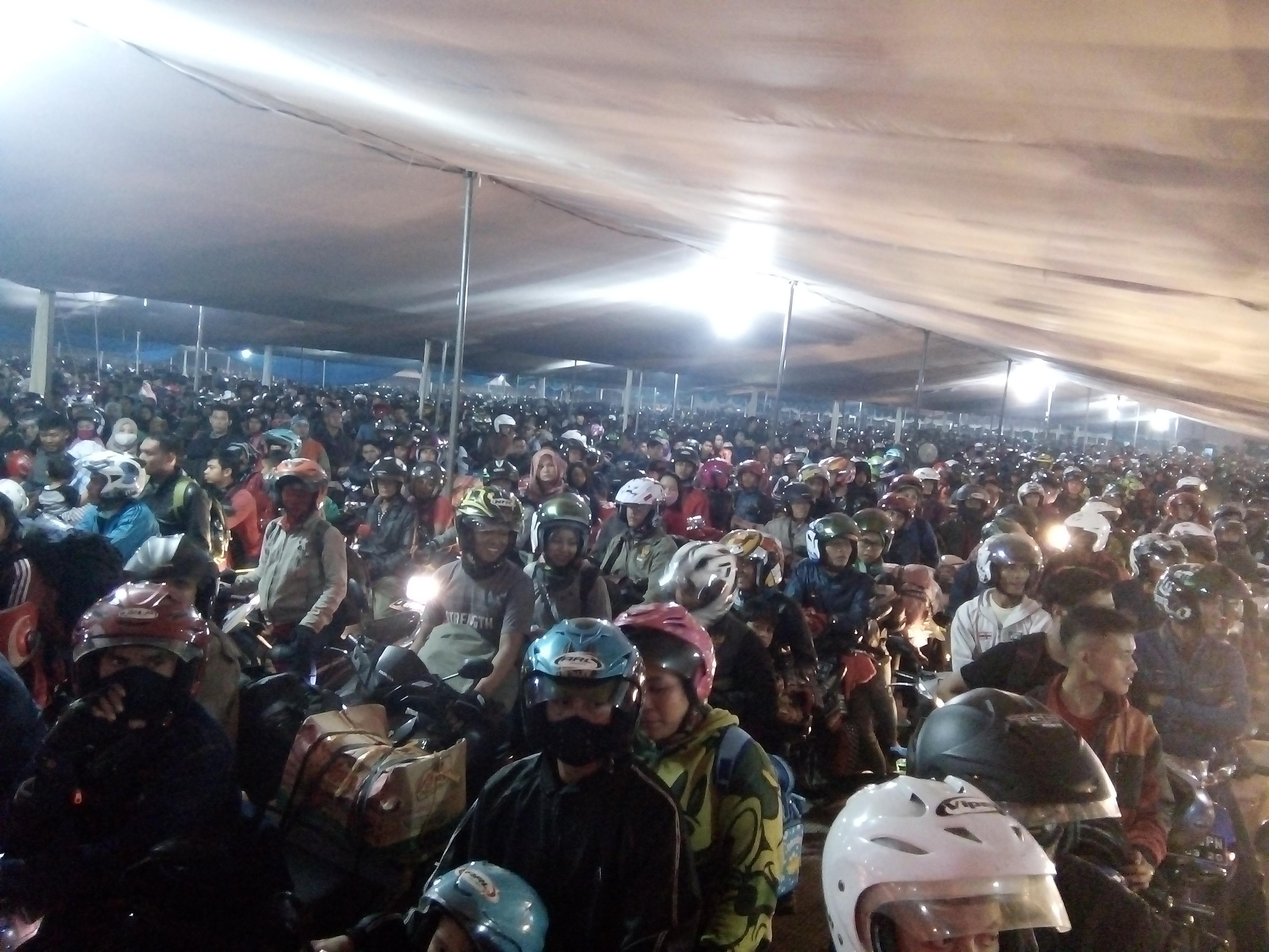 Pemudik mulai padati Pelabuhan Merak, Banten, Rabu (21/6/2017). (Liputan6.com/Yandhi Delstama)