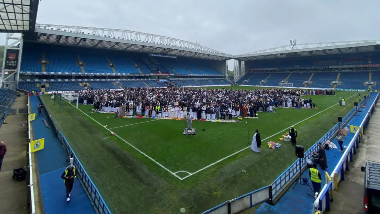 Klub Sepak Bola Inggris Selenggarakan Sholat Idul Fitri Berjamaah di Lapangan. doc: https://www.rovers.co.uk/