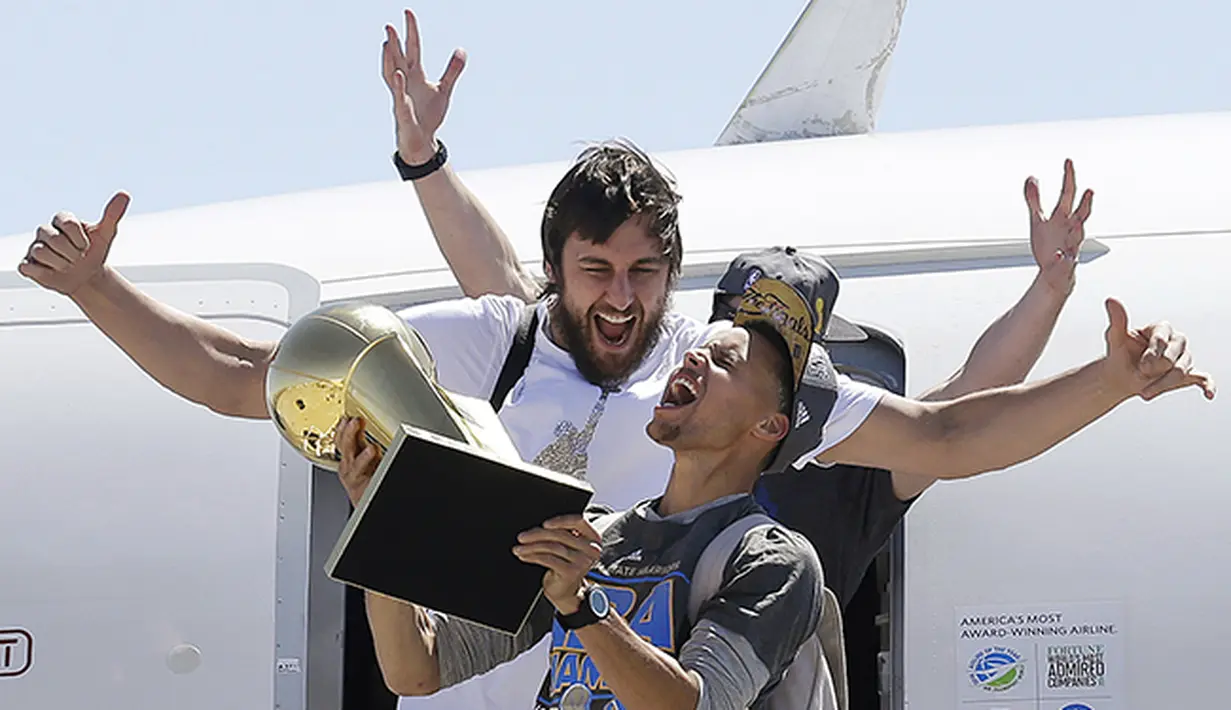 Ekspresi Stephen Curry pebasket Golden State Warriors dengan trofi NBA usai mendarat di Oakland. (AP Photo/Jeff Chiu) 