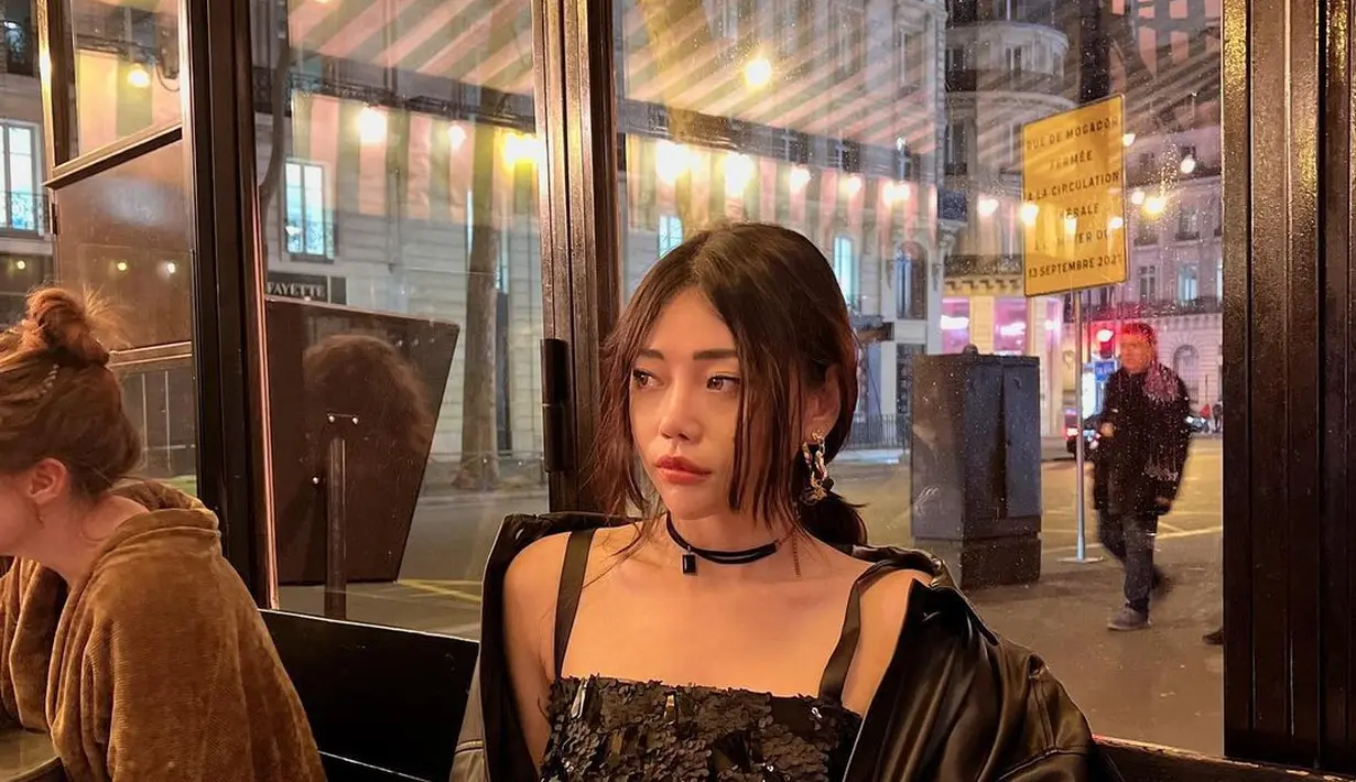 Wendy agaknya memiliki selera OOTD bak cewe mamba, ia kerap menggunakan outfit berwarna hitam yang terlihat sangat fierce. (Instagram/wendywalters)