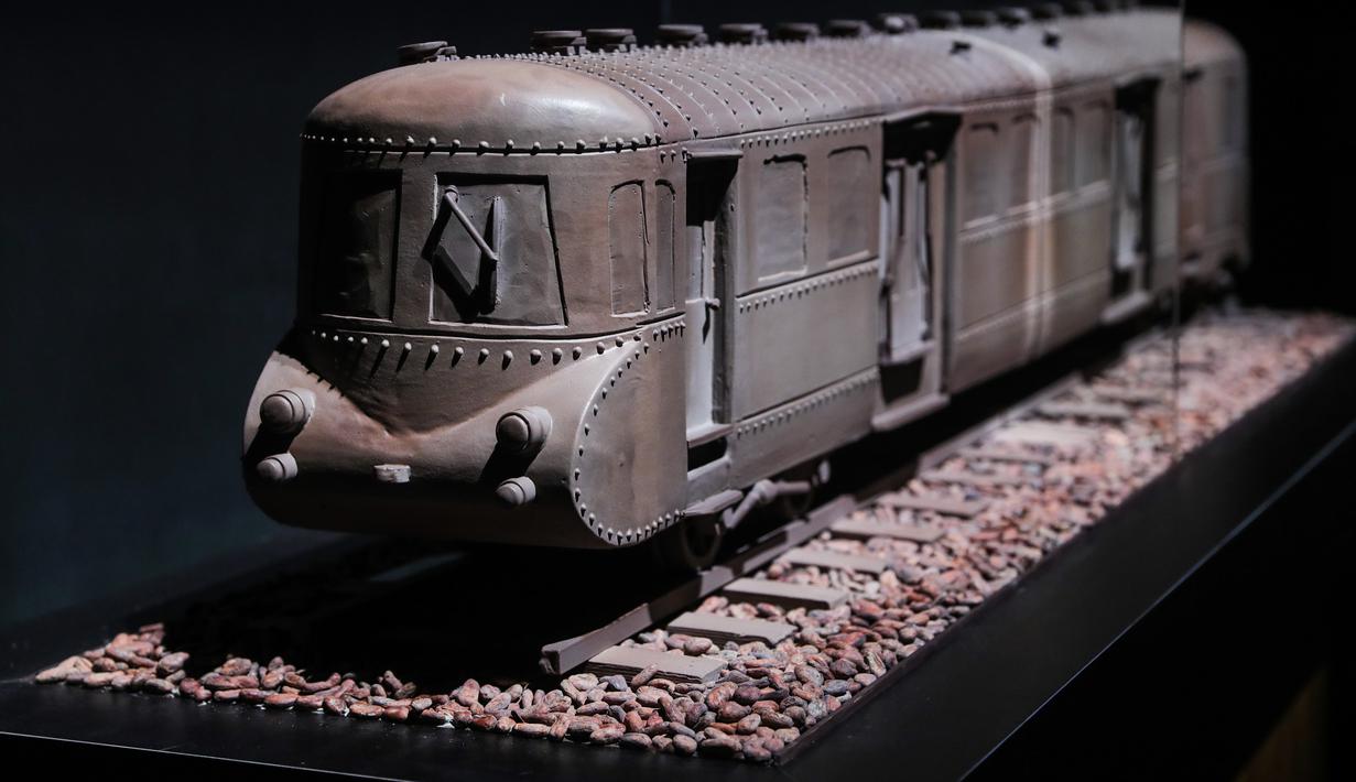 Patung kereta dari cokelat dalam pameran Choco Loco di Train World Museum (Museum Dunia Kereta) yang berada di Brussel, Belgia (15/12/2020). Choco Loco adalah sebuah pameran yang menampilkan berbagai patung dari cokelat bertema kereta api. (Xinhua/Zheng Huansong)