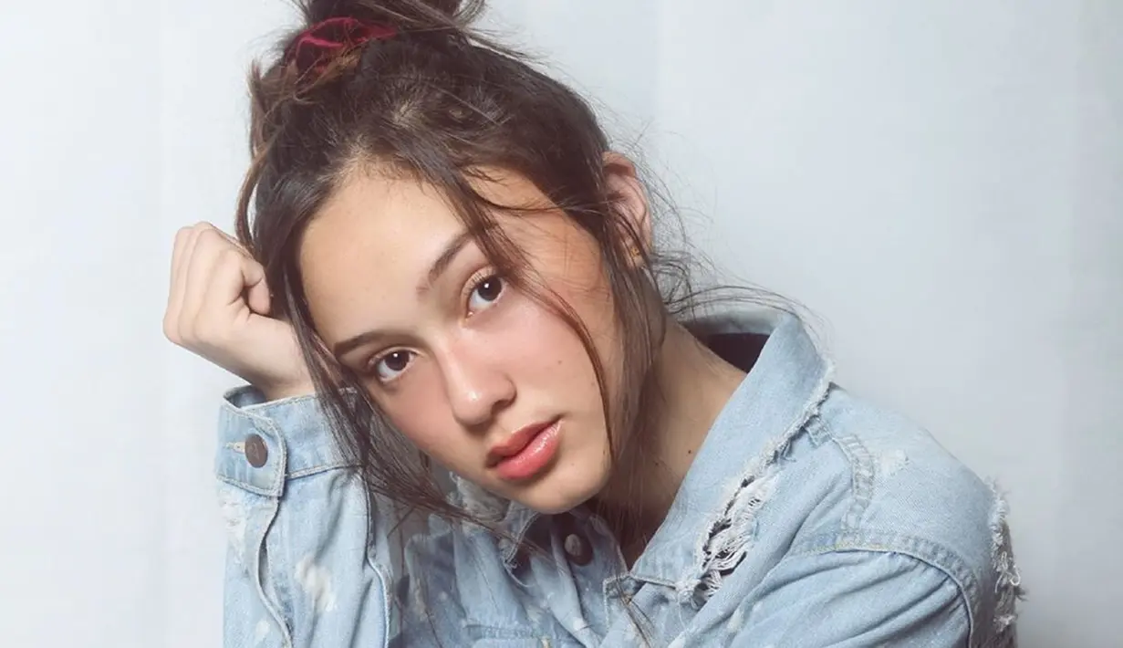 Aura kecantikan pemeran Lulu di film Imperfect ini semakin terpancarkan saat memandang tajam ke kamera seperti ini. Terlebih saat Yasmin Napper menguncir rambut, membuatnya terlihat lebih menawan. (Liputan6.com/IG/@yasminnapper)