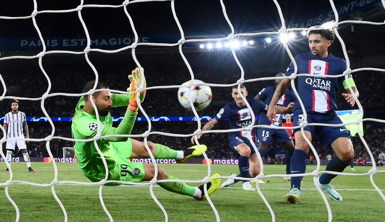 Kiper PSG, Gianluigi Donnarumma, berusaha menangkap bola saat melawan Juventus pada laga Liga Champions di Stadion Parc des Princes, Paris, Rabu (7/9/2022). (AFP/Franck Fife)