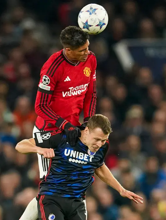 <p>Namun ternyata, ada peran Alejandro Garnacho pada penyelamatan itu. Hal itu diketahui oleh fans MU yang memperlihatkan momen saat Garnacho seperti menggali titik penalti dengan sepatunya. (AP Photo/Dave Thompson)</p>