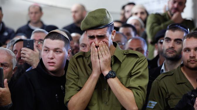 Tangis tentara Israel saat memakamkan Yosef Cohen di Yerusalem, Jumat (14/12). Cohen  adalah salah satu dari dua tentara Israel yang tewas ditembak pria Palestina. (AP Photo/Ariel Schalit)