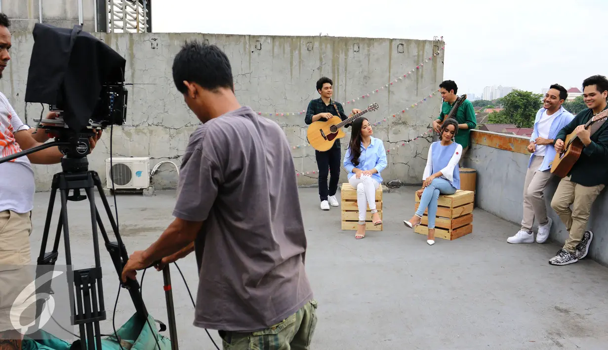 Proses syuting pembuatan video klip soundtrack 'Cek Toko Sebelah' di kawasan Cempaka Putih, Jakarta, Selasa (29/11). The Overtunes dan Grup Vocal GAC berkolaborasi dalam pembuatan video tersebut. (Liputan6.com/Herman Zakharia)