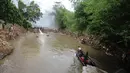 Beberapa perahu karet diturunkan untuk membersihkan tumpukan sampah di Sungai Ciliwung, Kampung Melayu, Jakarta. Foto diambil pada Selasa (2/12/2014). (Liputan6.com/Faizal Fanani) 