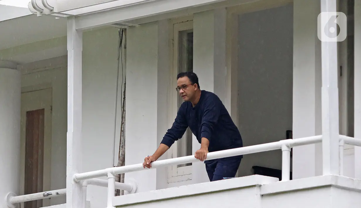 Gubernur DKI Jakarta Anies Baswedan terlihat di balkon rumah dinas Jalan Suropati, Menteng, Kamis (3/12/2020). Anies Baswedan yang masih melakukan isolasi mandiri di rumah dinas gubernur karena positif Covid-19 menyempatkan diri untuk berolahraga pada pagi ini (Liputan6.com/Herman Zakharia)