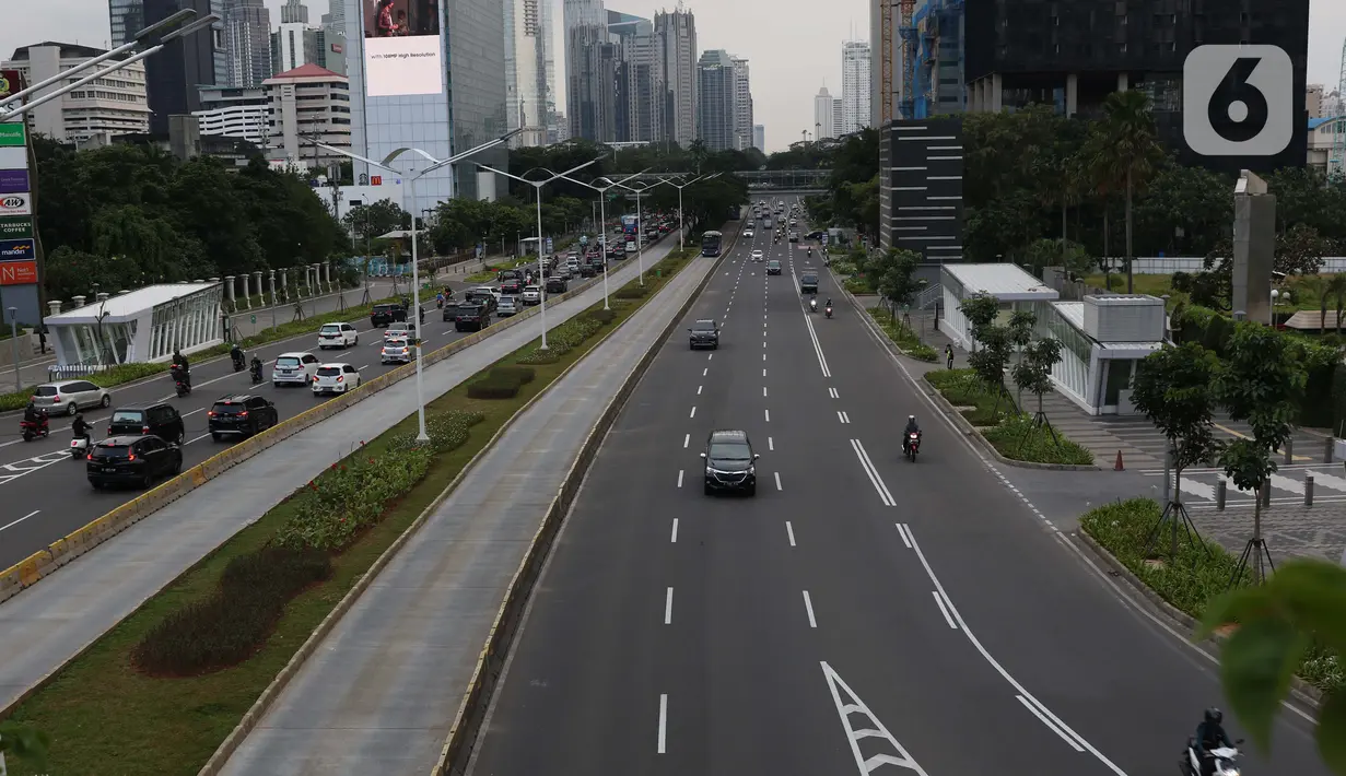 Pengendara melintasi ruas jalan Jenderal Sudirman, Jakarta, Kamis (26/3/2020). Sejak pemerintah melakukan himbauan melakukan seluruh aktivitas dari dalam rumah akibat merebaknya virus corona Covid-19, ruas-ruas jalan Ibu Kota terlihat lengang. (Liputan6.com/Helmi Fithriansyah)