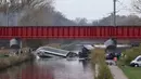 Suasana lokasi tempat terjatuhnya sebuah kereta dari lintasannya di sungai dekat Strasbourg, Perancis, Sabtu (14/11/2015). Kereta cepat ini masih dalam proses uji coba untuk mengangkut penumpang dari Paris - Strasbourg. (REUTERS/Jean-Marc Loos)