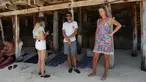 Turis Ukraina terlihat di pantai sebuah hotel di Zanzibar (3/3/2022). Tanzania mengatakan akan menjaga ratusan turis Ukraina yang terdampar di kepulauan Zanzibar di Samudera Hindia setelah Ukraina menutup wilayah udaranya untuk penerbangan sipil menyusul invasi Rusia. (AFP/Ericky Boniphace)