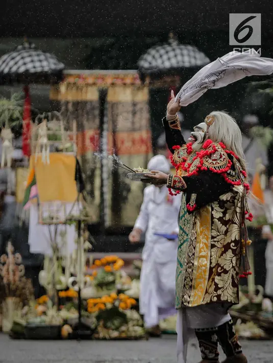 Penari menampilkan tarian sebagai bagian prosesi upacara Tawur Agung Kesanga 2019 di Pura Aditya Jaya Rawamangun, Jakarta, Rabu (6/3). Prosesi Tawur Agung merupakan rangkaian perayaan Hari Raya Nyepi Tahun Baru Saka 1941. (Liputan6.com/Faizal Fanani)