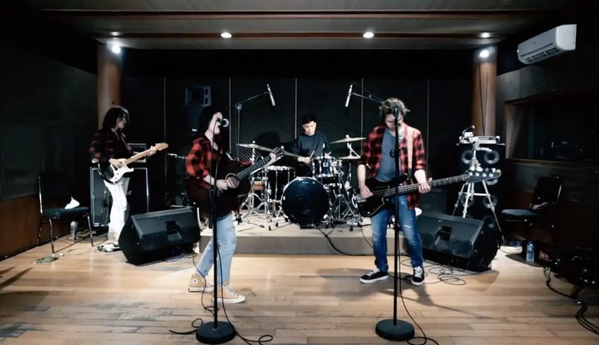 Di mata Tissa, Dul adalah sosok yang sederhana. Selain itu, Dul juga bisa diajak pergi kemana saja dan tidak ribet. Seperti terlihat di foto Instagramnya, beberapa waktu lalu mereka memang menikmati suasana di alam terbuka. (Instagram/tissabiani)