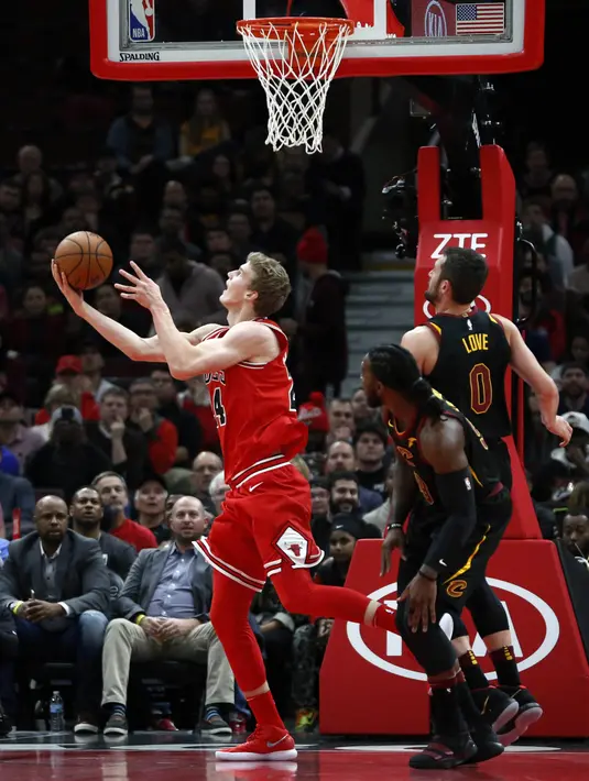 Pebasket Chicago Bulls, Lauri Markkanen, memasukkan bola saat melawan Cleveland Cavaliers pada laga NBA di United Center, Selasa (5/12/2017). Cleveland Cavaliers menang 113-91 atas Chicago Bulls. (AP/Charles Rex Arbogast)