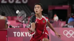 Memasuki gim kedua, Jonatan Christie kembali unggul di awal. Ia sempat memimpin 5-3 sebelum akhirnya disamakan di skor 7-7. Menutup interval gim kedua dengan 11-7, Shi Yuqi terus mengumpulkan angka tanpa bisa diimbangi Jojo hingga akhirnya unggul telak 21-9. (Foto: AP/Dita Alangkara)