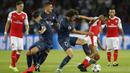 Penyerang Arsenal, Alex Iwobi, berebut bola dengan gelandang PSG, Adrien Rabiot. Tertinggal 0-1 membuat The Gunners langsung berupaya membalikan keadaan. (Reuters/Benoit Tessier)