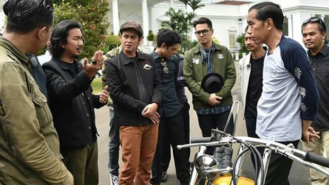 Lihat Kerennya Motor Chopper Berwarna Emas Milik Jokowi