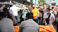 Jenazah korban pembunuhan suami di Ciledug Tangerang saat dibawa petugas. (Liputan6.com/Pramita Tristiawati)