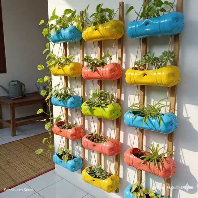 Model Pot Tanaman Dinding dari Barang Bekas Dapur Rumah (Foto: Gemini AI)