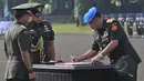 Mayjen TNI Maliki Mift (kanan) menandatangani surat keputusan saat peresmian organisasi Polisi Militer TNI di Mabes TNI, Jakarta, Senin (4/5/2015). Peresmian organisasi POM restrukturisasi dan penguatan sistem TNI. (Liputan6.com/Herman Zakharia)