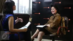 Menteri Kesehatan (Menkes), Nila F Moeloek menyambut hangat kedatangan tim Liputan6.com ke kantornnya di Gedung Kementerian Kesehatan, Jakarta, Selasa (30/6/2015). (Liputan6.com/Faizal Fanani)