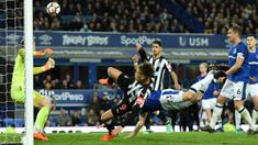 Para Pemain Everton dan Newcastle United berebut bola pada lanjutan Premier League di Goodison Park, Liverpool,(23/4/2018). Everton menang 1-0. (AFP/Oli Scarff)
