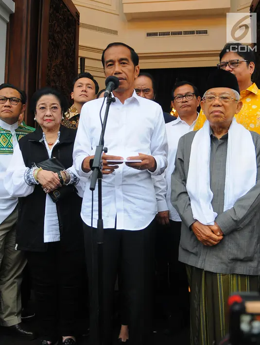 Calon Presiden dan Wakil Presiden nomor urut 01 Joko Widodo-Ma'ruf Amin didampingi sejumlah pimpinan partai politik pendukung memberikan keterangan pers usai menggelar pertemuan tertutup di Plataran Menteng, Jakarta, Kamis (18/4). (Liputan6.com/Angga Yuniar)
