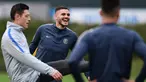 Striker Inter Milan, Mauro Icardi (tengah) tersenyum saat sesi latihan di tempat pelatihan Appiano Gentile dekat Milan, Italia (5/11). Inter akan bertanding melawan Barcelona pada lanjutan grup B Liga Champions. (AFP Photo/Miguel Medina)