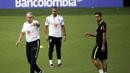 Pelatih Brasil, Tite, memberikan arahan kepada anak asuhnya saat memimpin sesi latihan jelang laga kualifikasi piala dunia 2018 di Barranquilla, Kolombia, Senin (4/9/2017). Brasil akan berhadapan dengan Kolombia. (AP/Fernando Vergara)