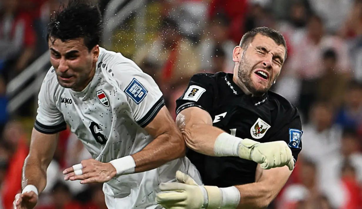 <p>Kiper Timnas Indonesia, Maarten&nbsp;Paes (kanan), berduel dengan pemain Timnas Irak, Munaf Younus (kiri), dalam pertandingan kualifikasi Grup B Piala Dunia antara Irak dan Indonesia di Stadion Alinma Bank, King Abdullah Sports City, Jeddah, Arab Saudi,&nbsp;Minggu (12-10-2025) dini hari WIB. (Foto AP/Ali Issa)</p>