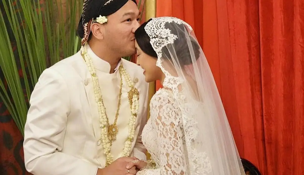 Begitu pula dengan Kama Sukarno, ia tampil gagah dengan beskap warna putih yang dipadukan dengan batik sarimbit dan blangkon di kepalanya.  [@sorayahaque]