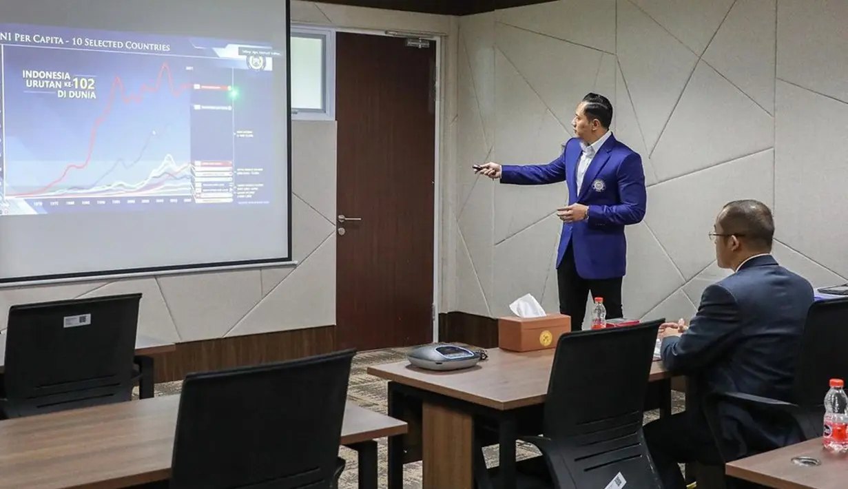 AHY juga turut menceritakan suasana saat menjalani sidang proposal tersebut. Dalam unggahannya, AHY pun berhasil menyelesaikan sidang proposal disertasinya dengan judul “Kepemimpinan Transformasional dan Orkestrasi SDM Menuju Indonesia Emas 2045”. (Liputan6.com/IG/@agusyudhoyono)