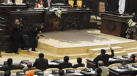 Pimpinan sidang sementara, Maimanah Umar terlihat kerepotan menghadapi anggota dewan yang berebut suara melalui microphone mereka masing-masing, Jakarta, (7/10/14). (Liputan6.com/Andrian M Tunay) 