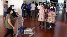 Sejumlah penumpang pesawat berjalan keluar dari Terminal 2 Bandara Soekarno Hatta, Tangerang, Banten, Selasa (18/5/2021). Berdasarkan data pengelola Bandara Soekarno Hatta pada hari pertama ascalarangan mudik, tercatat ada 76.942 pergerakan penumpang. (Liputan6.com/Angga Yuniar)