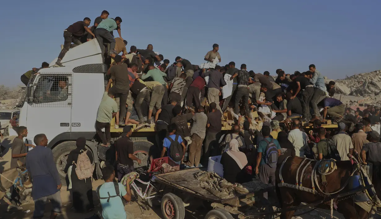 Truk bantuan tersebut diketahui mengangkut sejumlah kebutuhan dasar serta pasokan medis yang sangat dibutuhkan masyarakat Gaza setelah berbulan-bulan mengalami blokade dan pembatasan akses oleh Israel. (AP Photo/Mariam Dagga)