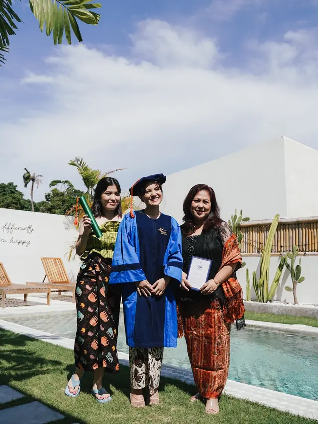 Tampil Pakai Toga, Ini 6 Potret Wisuda Marsha Aruan di Bali Bersama Keluarga