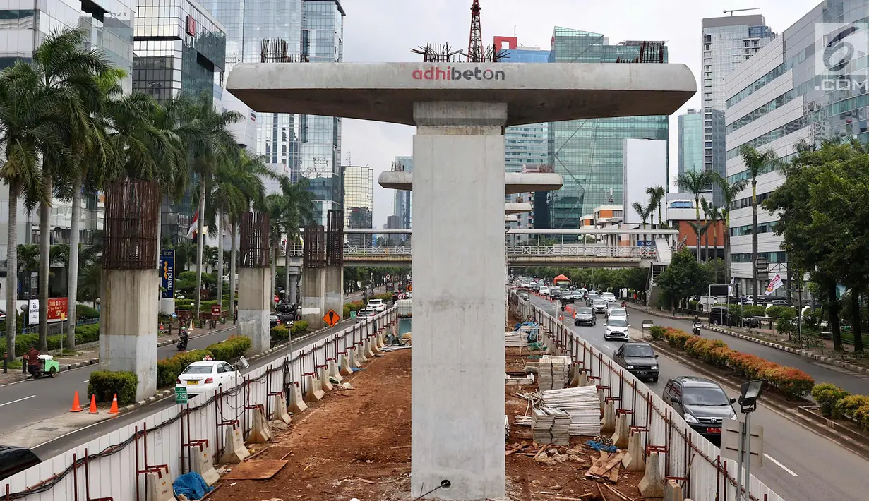 Suasana konstruksi layang proyek LRT yang sepi dari aktivitas di kawasan Kuningan, Jakarta Selatan, Rabu (21/2). Presiden Jokowi meminta semua proyek konstruksi layang (elevated) dihentikan sementara. (Liputan6.com/Immanuel Antonius)