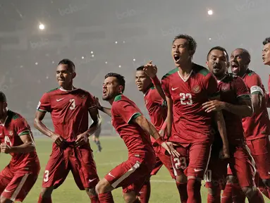 Para pemain Timnas Indonesia merayakan gol yang dicetak Hansamu Yama ke gawang Thailand pada laga final leg pertama Piala AFF 2016 di Stadion Pakansari, Jawa Barat, Rabu (14/12/2016). Indonesia menang 2-1 atas Thailand. (Bola.com/Peksi Cahyo)