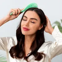 Rambut yang sehat, tebal, dan berkilau tentu jadi dambaan banyak orang. Namun, sering kali kita merasa frustrasi saat menyadari rambut mudah rontok, terlihat tipis, atau kehilangan kekuatan alaminya. (foto/dok: freepik)