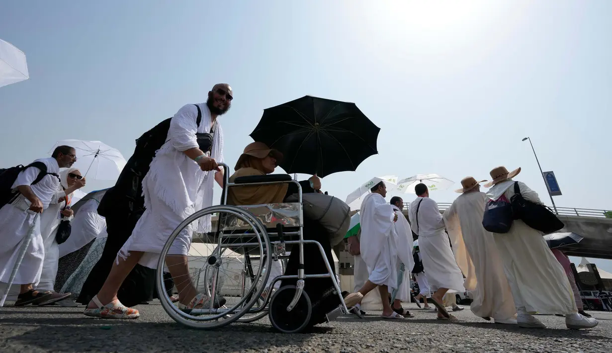 <p>Tarwiyah dilakukan jemaah dengan cara meninggalkan Makkah menuju Mina dengan berpakaian ihram dan berniat untuk menunaikan ibadah haji. (AP Photo/Rafiq Maqbool)</p>