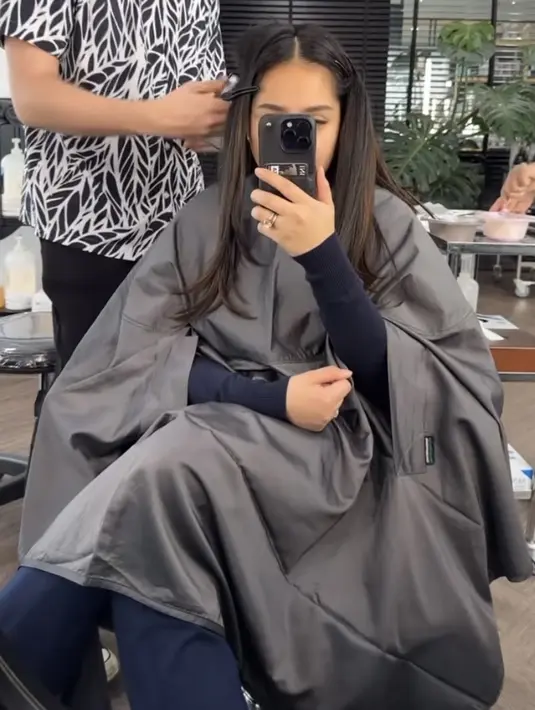 Sebelumnya, rambut yang tidak terlalu hitamnya pun terlihat lurus tanoa poni. Dan rambutnya pun terlihat cukup panjang. Credit: Instagram  (@raffinagita1717)