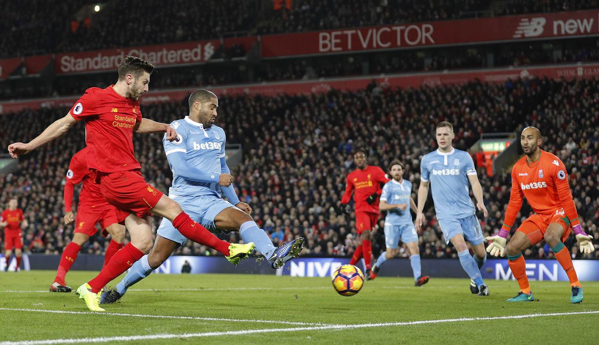 Proses terjadinya gol yang dicetak oleh gelandang Liverpool, Adam Lallana, ke gawang Stoke. The Reds akhirnya bisa menyamakan kedudukan pada menit ke-34, setelah tendangan kaki kanan dari Lallana menggetarkan gawang Stoke. (Reuters/Darren Staples) 
