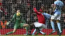 Kiper Manchester City, Ederson, menghalau bola tendangan dari striker Manchester United, Romelu Lukaku, pada laga Premier League di Stadion Old Trafford, Minggu (10/12/2017). Manchester United takluk 1-2 dari Manchester City. (AP/Dave Thompson)