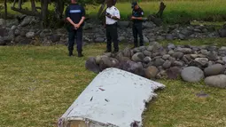 Puing pesawat yang diduga milik MH370 di pantai Saint - Andre, Perancis, Rabu (29/30/2015).  Diduga puing tersebut adalah potongan badan pesawat dari Malaysia Airlines MH370 yang hilang tahun lalu. (REUTERS/Prisca Bigot)