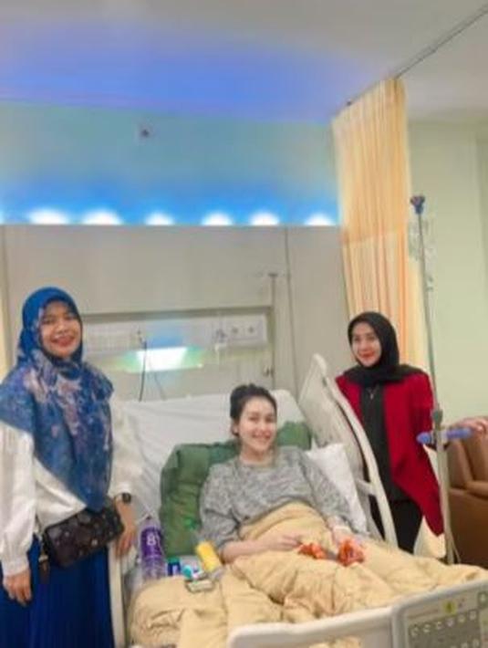 <p>Ayu Ting Ting, dibesuk kedua temannya saat berada di rumah sakit. (Foto: Instagram/@mom_ayting92_)</p>
