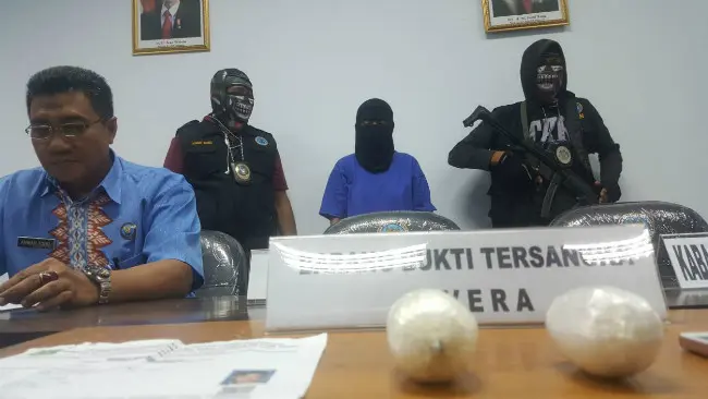 Tersangka pengedar sabu-sabu kelahiran Malaysia, Vera (18) yang ditangkap di Kendari Sulawesi Tenggara, Selasa (31/10/2017). (Liputan6.com/Ahmad Akbar Fua)