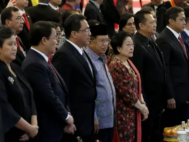 Presiden ke-5 RI Megawati Soekarnoputri bersama Wapres ke-10 dan 12 Jusuf Kalla menghadiri acara penganugerahan gelar kehormatan Doktor Honoris Causa Dr. HC. Puan Maharani dari Universitas Diponeoro, Semarang, Jawa Tengah, Jumat (14/2/2020). (Liputan6.com/Johan Tallo)