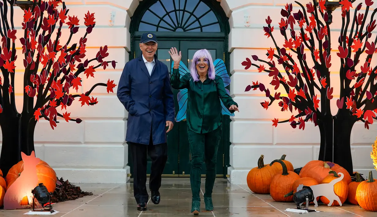 Presiden Amerika Serikat Joe Biden dan Ibu Negara Jill Biden tiba untuk manyambut anak-anak saat perayaan Halloween di South Lawn Gedung Putih, Washington, Amerika Serikat, 31 Oktober 2022. Halloween bertema "Trick-or-Treating in the President and First Lady's Neighborhood" itu tampak meriah dengan dekorasi rumah hantu di Gedung Putih. (AP Photo/Alex Brandon)