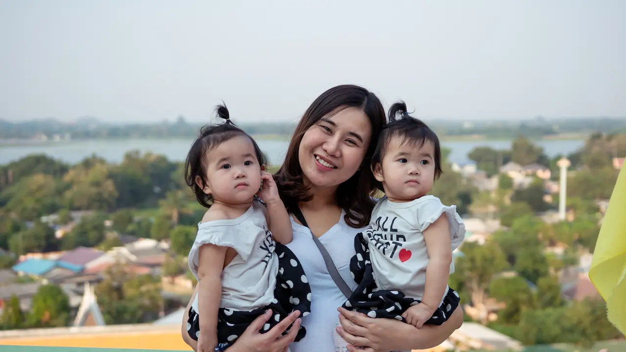 mendidik anak kembar